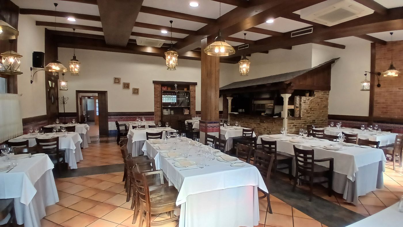 Restaurant set for service