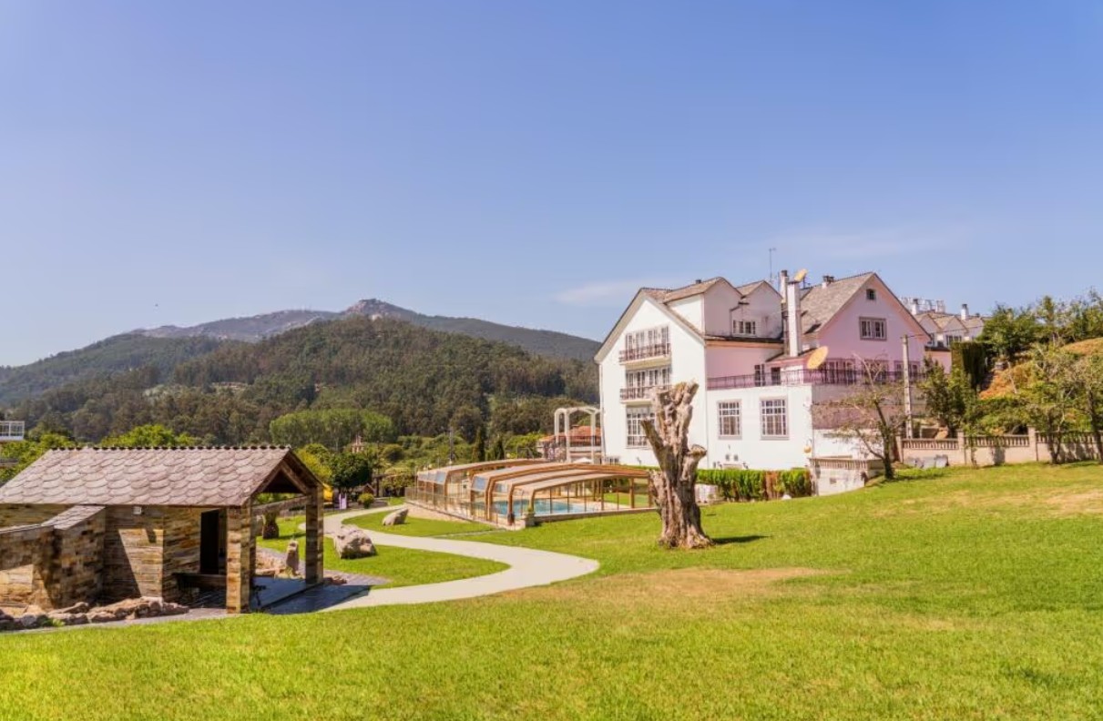 Estate grounds and main building